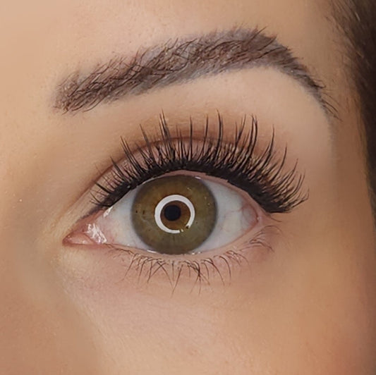 whisper hybrid wispy pre glued cluster lashes on eye